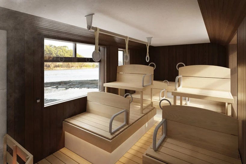 Un autobus equipaggiato con delle panchine da sauna in legno.