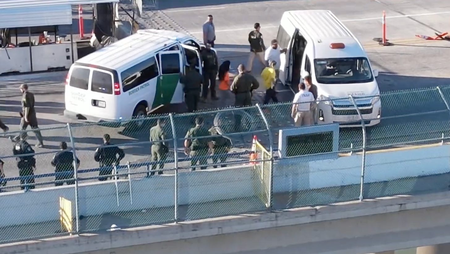 Primer grupo de venezolanos expulsados a México mediante el Título 42, en una trasferencia de van a van en el medio del puente internacional entre Eagle Pass y Piedras Negras / FoxNews.