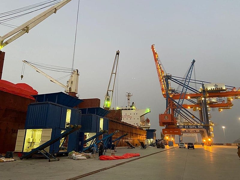 File:Gawadar Port unloading urea for transit to Afghanistan.jpg