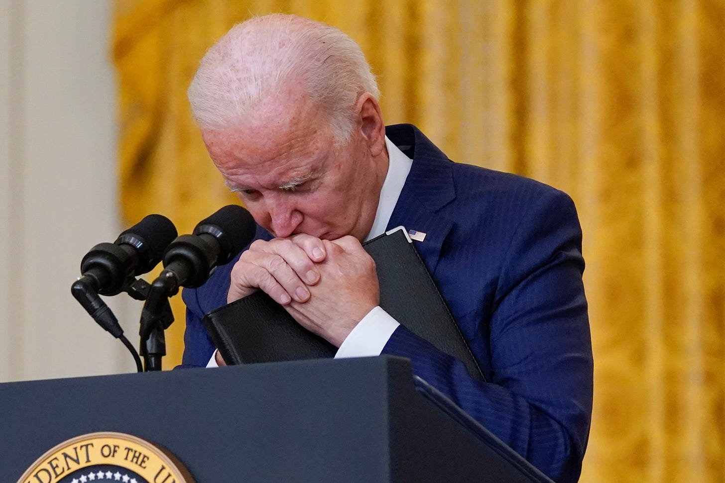 The image of President Biden bowing during his press conference following  the deadly attack at the Kabul airport has gone viral -- for all the wrong  reasons.