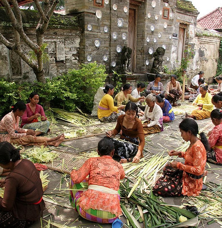 Ngayah, Tradisi Gotong Royong di Bali yang Bisa Kita Tiru - Semua Halaman -  Bobo