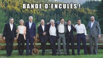 Peut être une image de 9 personnes, personnes debout, plein air et texte qui dit ’BANDE D'ENCULÉS! imgflip.com’