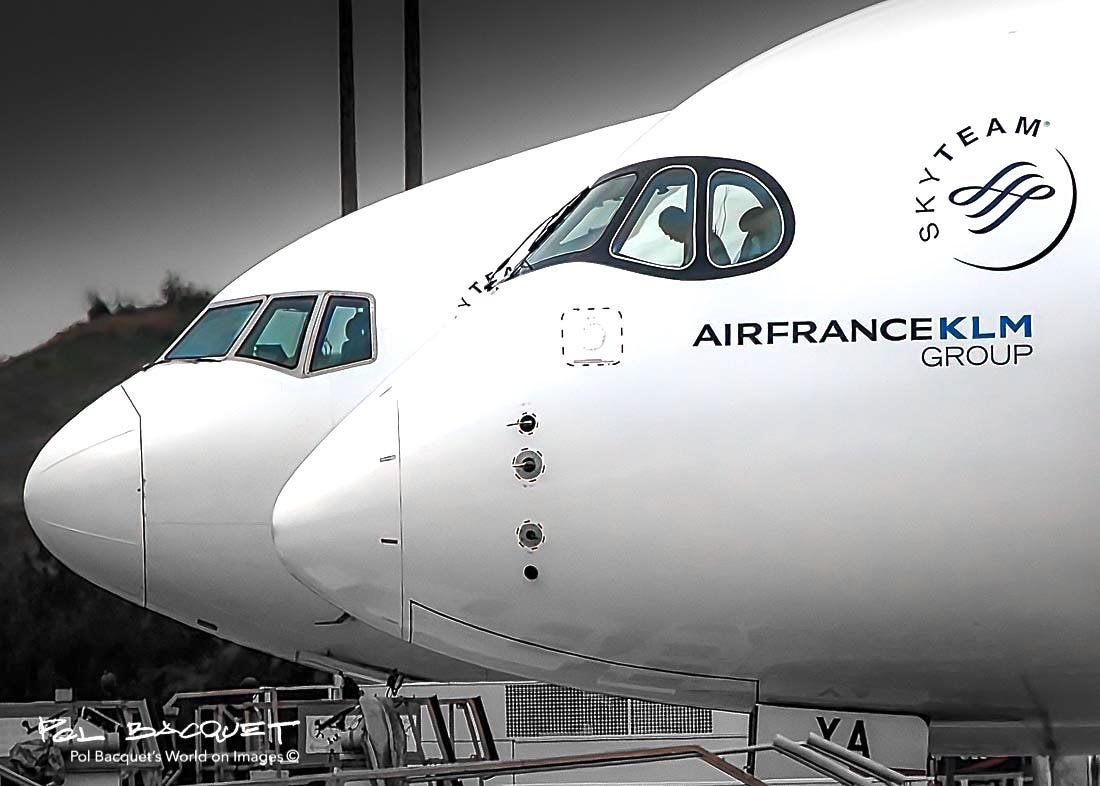 Pol Bacquet on Twitter: &quot;Nose comparison between #AirFrance #Airbus #A350-900  and #Boeing 777-300ER... both have a nice profile but only one is &quot;The  Mask&quot; ! Do you have a preference ? - #