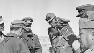 Erwin Rommel et son équipe près d'El Agheila, le 12 janvier 1942. (Crédit : By Bundesarchiv, Bild 183-1982-0927-503/Zwilling, Ernst A. /CC BY-SA 3.0/WikiCommons)
