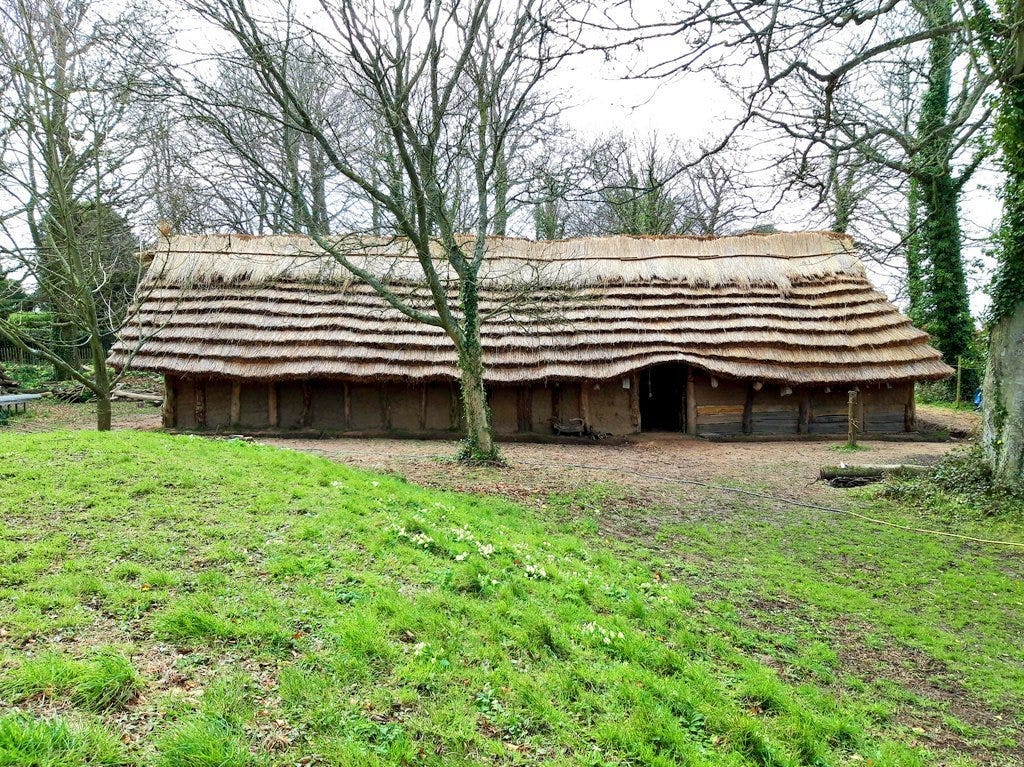 Patrick Wyman on Twitter: "A Neolithic longhouse of the type spread  throughout Europe by the Linearbandkeramik (LBK) culture c. 5000 BC, using  mud, thatch, and wood.… https://t.co/KJZ69M7pnf"