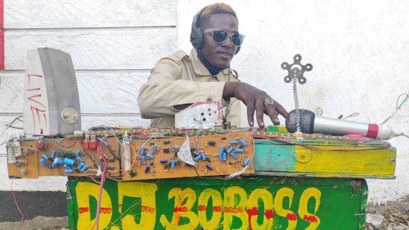 Photo du DJ Boboss mixant sur une platine low-tech