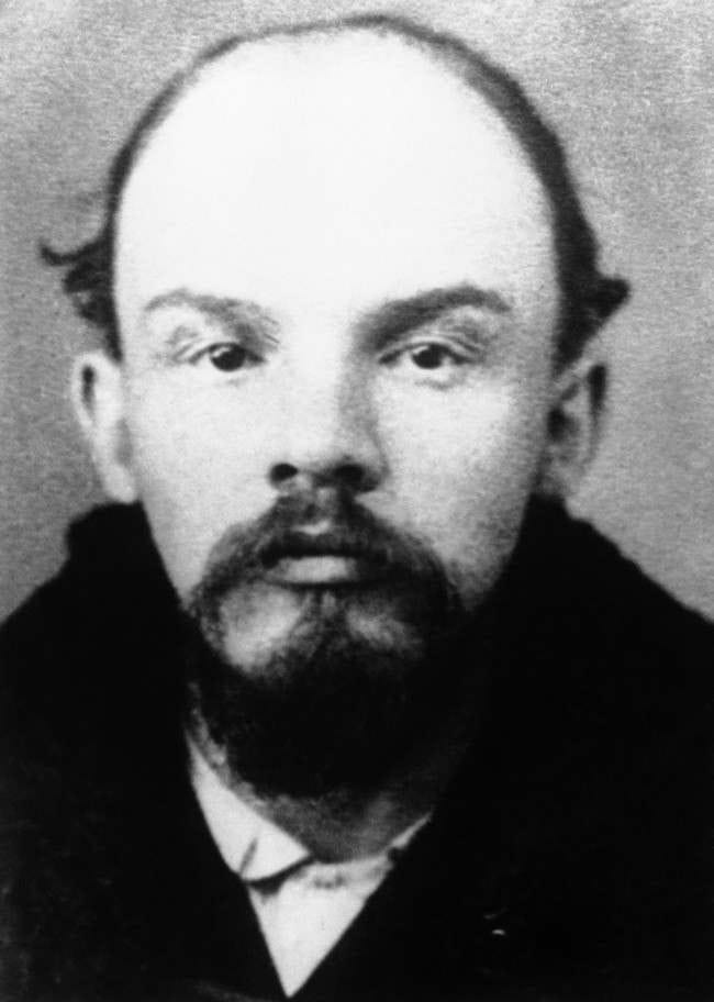 Image result from http://flashbak.com/in-photos-the-changing-face-hair-and-statues-of-lenin-12065/