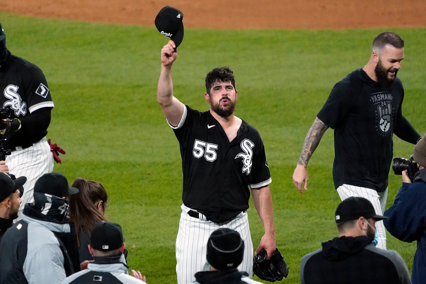 Carlos Rodon Loses Perfect Game in 9th, Gets No-Hitter - The New York Times