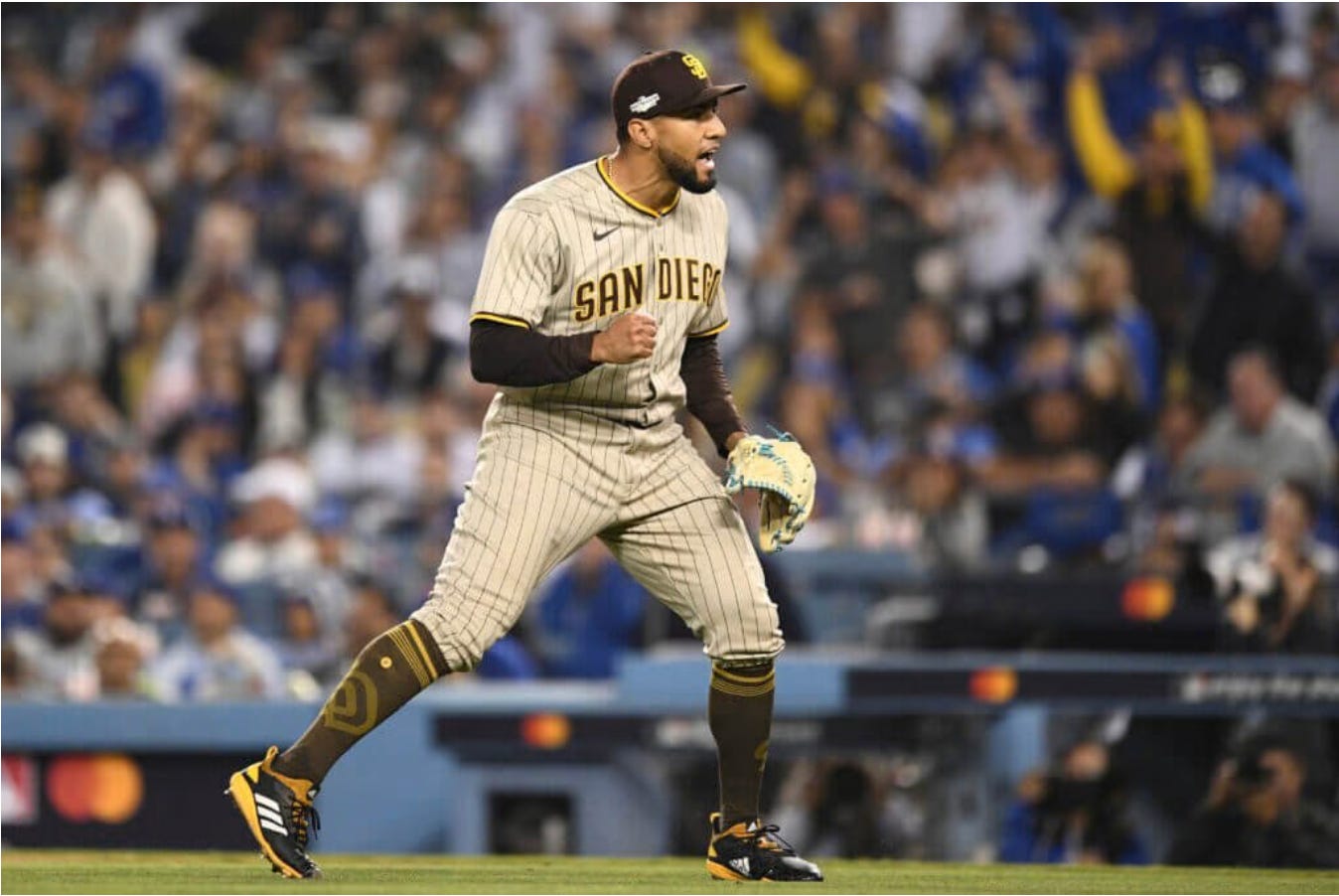 El lanzador venezolano Robert Suárez silenció a la ofensiva de los Dodgers en el 2do juego de la Serie Divisional (The Athletic)