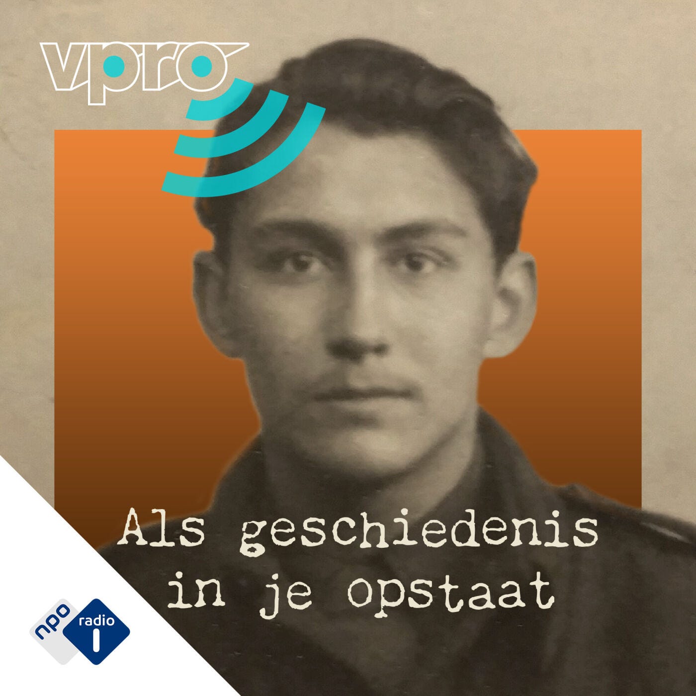 artwork van Als geschiedenis in je op staat. Je ziet een uitgeknipte zwart wit foto van een man met kort zwarte haren. Een oranje vlak op de achtergrond, de logos van VPRO en NPO radio 1. De titel staat in typemachine lettertype in het midden onderaan