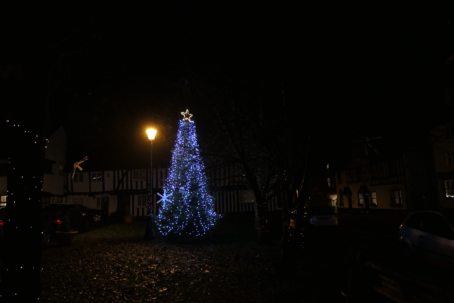 Dunchurch Christmas tree, December 2020 (c) South Rugby News