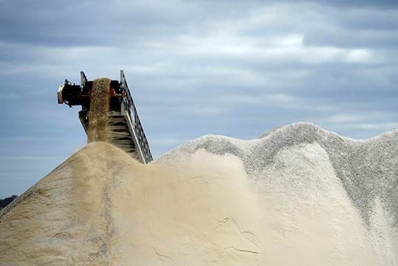 Lithium ore falls from a chute onto a stockpile at the Bald Hill lithium mine site, co-owned by Tawana Resources Ltd. and Alliance Mineral Assets Ltd., outside of Widgiemooltha, Australia, in 2018. Photo: Bloomberg