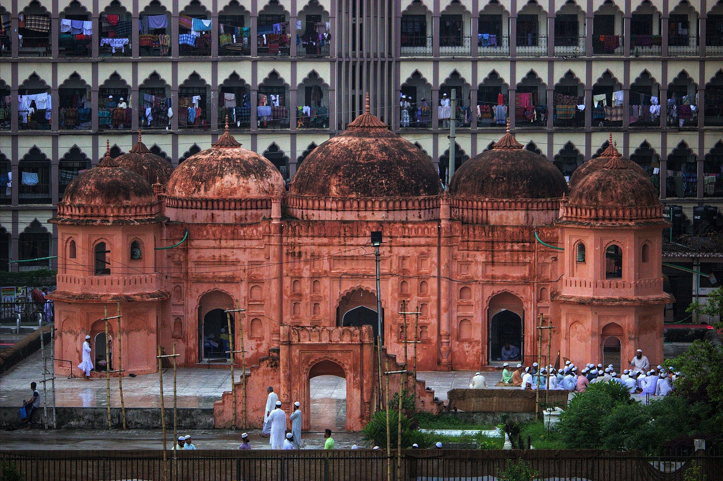Sat Gambuj Mosque, Dhaka.jpg