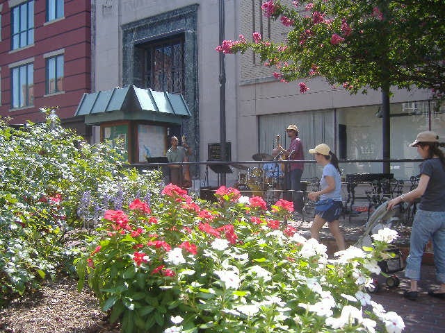 These guys were playing nice jazzy tunes, but not many were about to enjoy them.