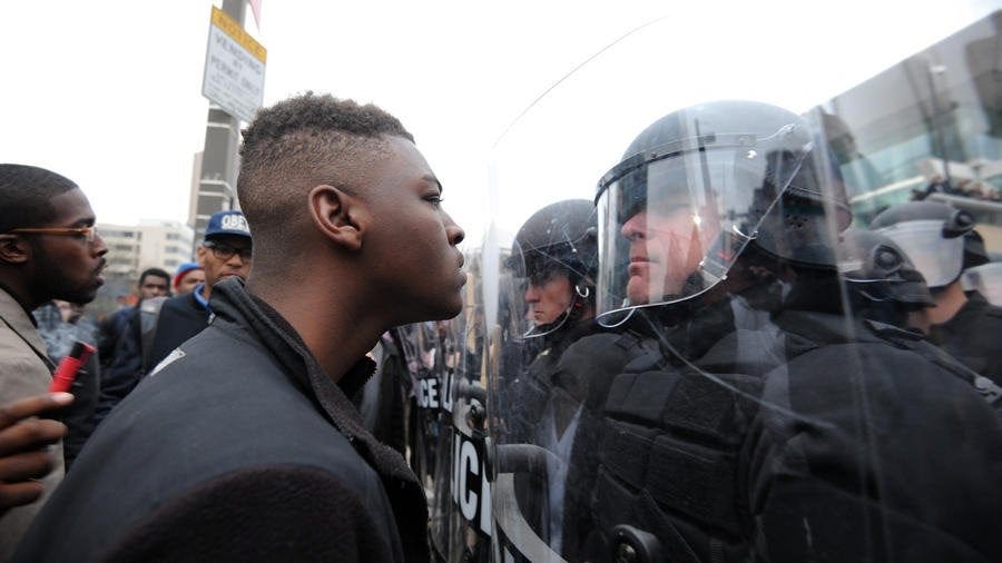 Face to face protestor and riot police in Baltimore : pics