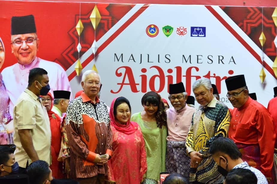 May be an image of 7 people, people standing and text that says "MAJLIS MESRA Aidilftri 0"