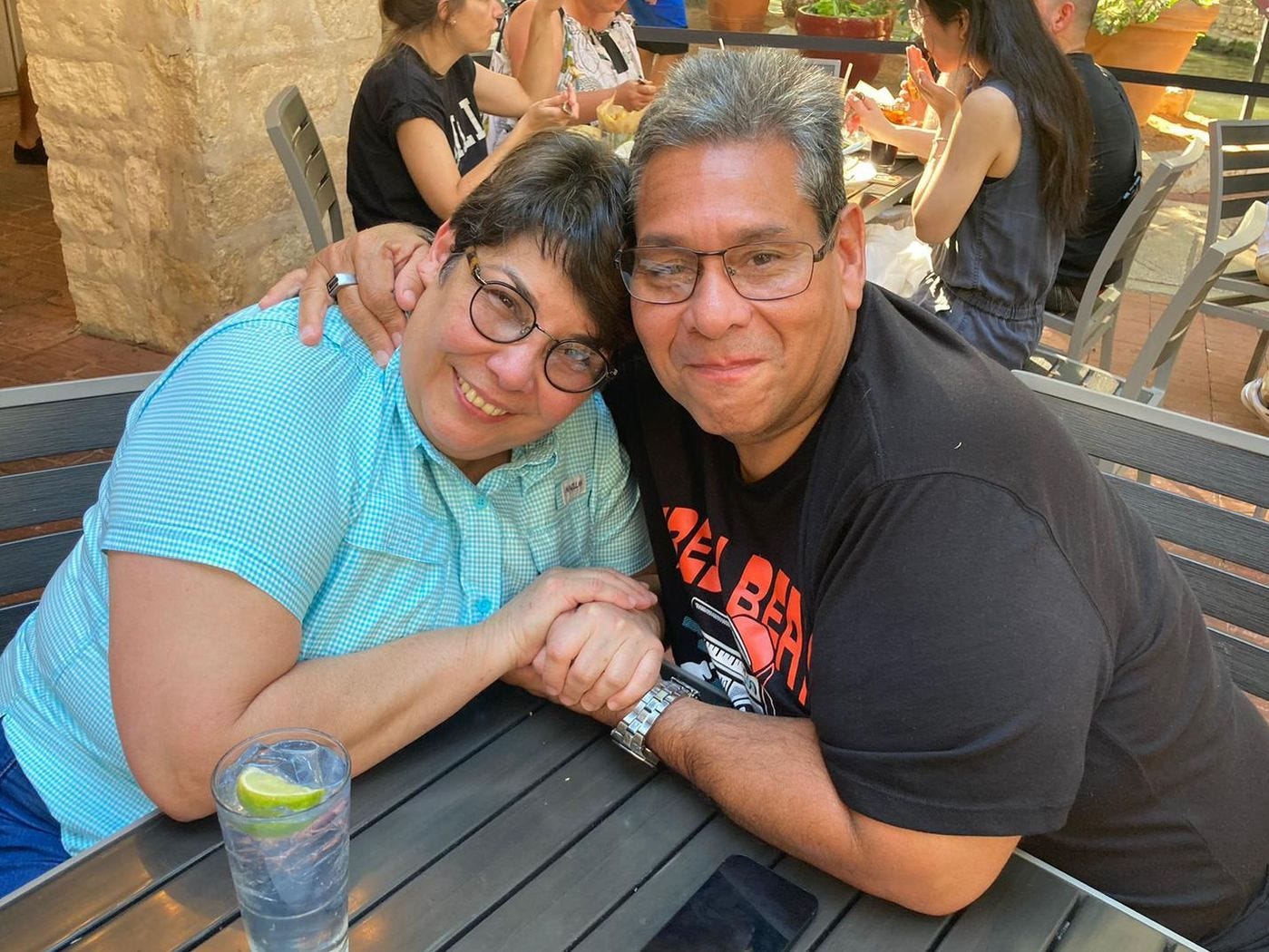 José Pereira y su esposa, Mervis, en el Hard Rock Cafe de San Antonio (Texas), poco después de su liberación en Venezuela. Foto: Familia Pereira. The Wall Street Journal.