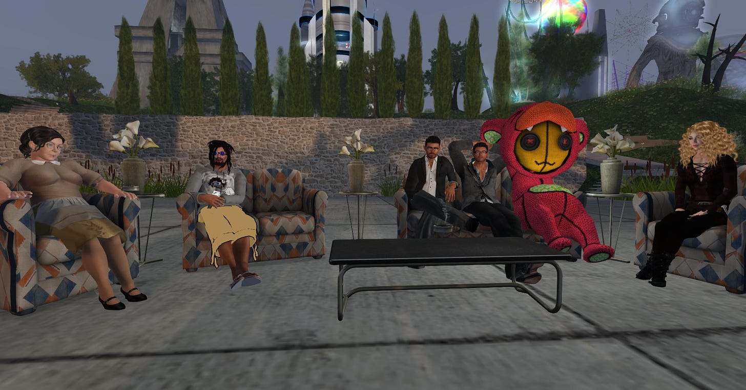 Imagem mostra um cenário virtual, que imita um jardim ou praça, com um muro e árvores ao fundo e poltronas onde personagens (avatares controlados por pessoas do mundo real) estão sentados.
