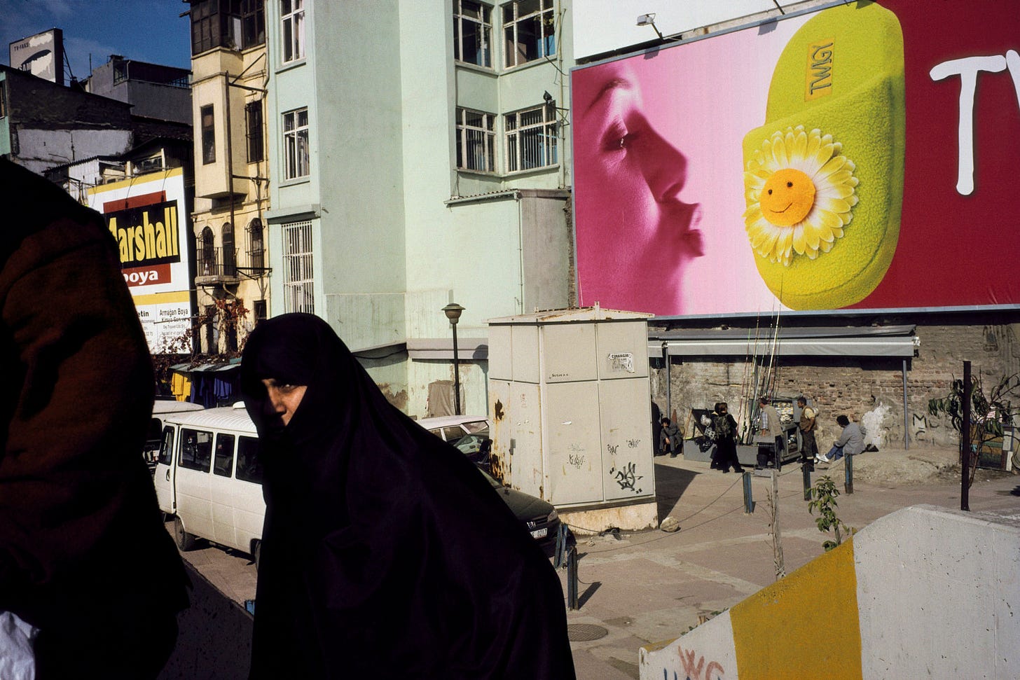 Alex Webb Street scene showing traditional Islamic dress and western style advertising. Istanbul, Turkey. 2001. © Alex Webb | Magnum Photos 