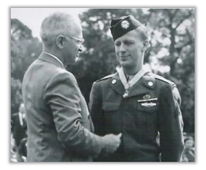 Picture of Truman presenting the Medal of Honor to Biddle.