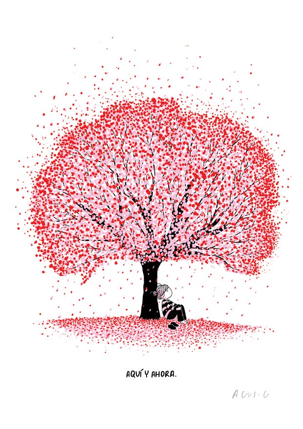 Illustrazione di Agustina Guerrero: un grande albero dalle foglie puntiformi rosse e rosa che hanno formato un tappeto rosato sotto le fronde. Una ragazza con una maglietta a strisce bianche e nere siede sotto l'albero appoggiandosi al tronco, con gli occhi chiusi. Alla base dell'illustrazione una scritta dice "Aquí y ahora".