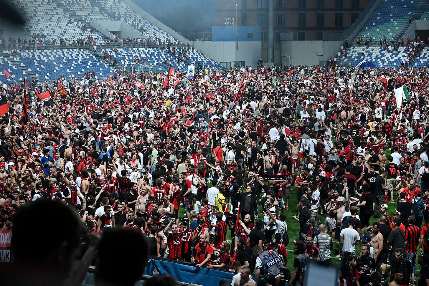 Milan fans celebrating after winning the Scudetto at the end of Sassuolo- Milan at Mapei Stadium – Città del Tricolore on May 22, 2022. (Photo by  Chris Ricco/Getty Images) | Rossoneri Blog -