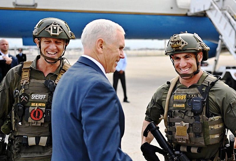 Archivo:Pence posing with QAnon police crop.jpg