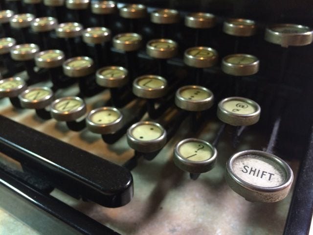 Teaching students new ways of thinking through a typewriter (essay)