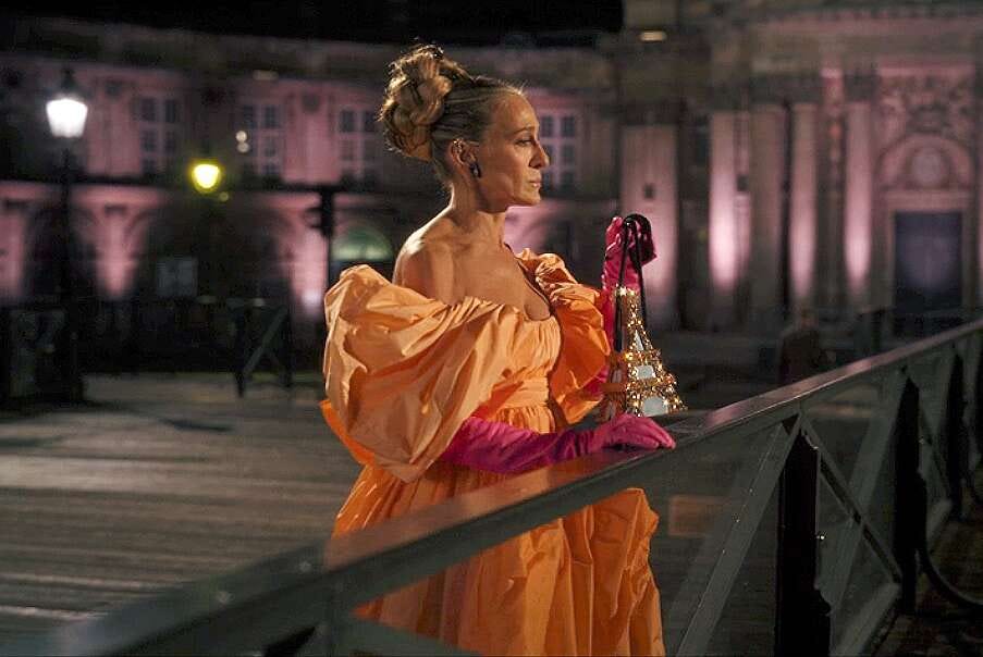 Carrie Bradshaw Uses Eiffel Tower Bag as Urn in AJLT Season Finale |  PEOPLE.com