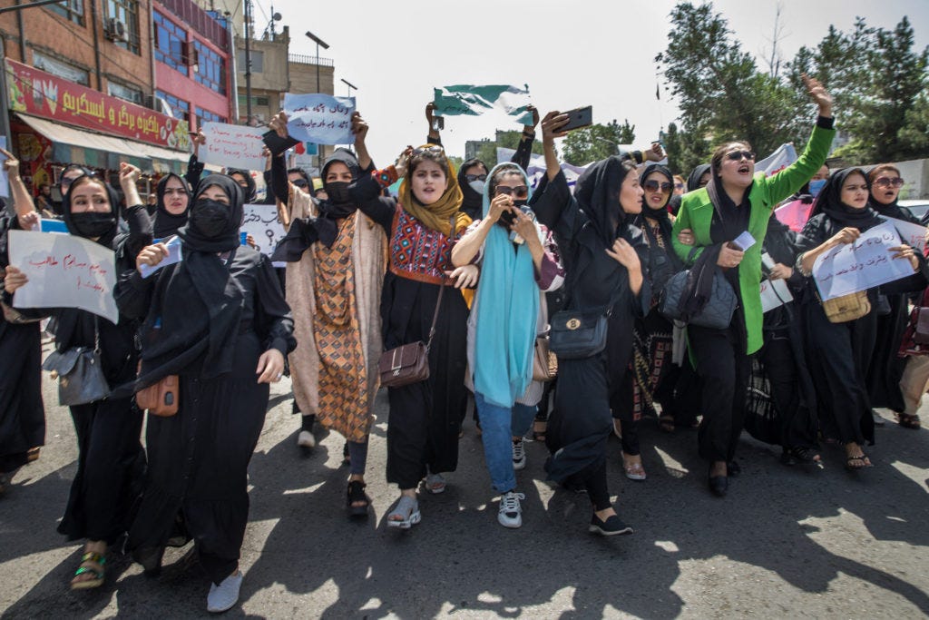 Useat rohkeat afgaaninaisten järjestöt ja opiskelijat ovat osoittaneet mieltä maassa Talibania vastaan. Terroristijärjestö vastaan mieltä osoittaminen on henkeä uhkaava riski, jonka naiset ottavat.