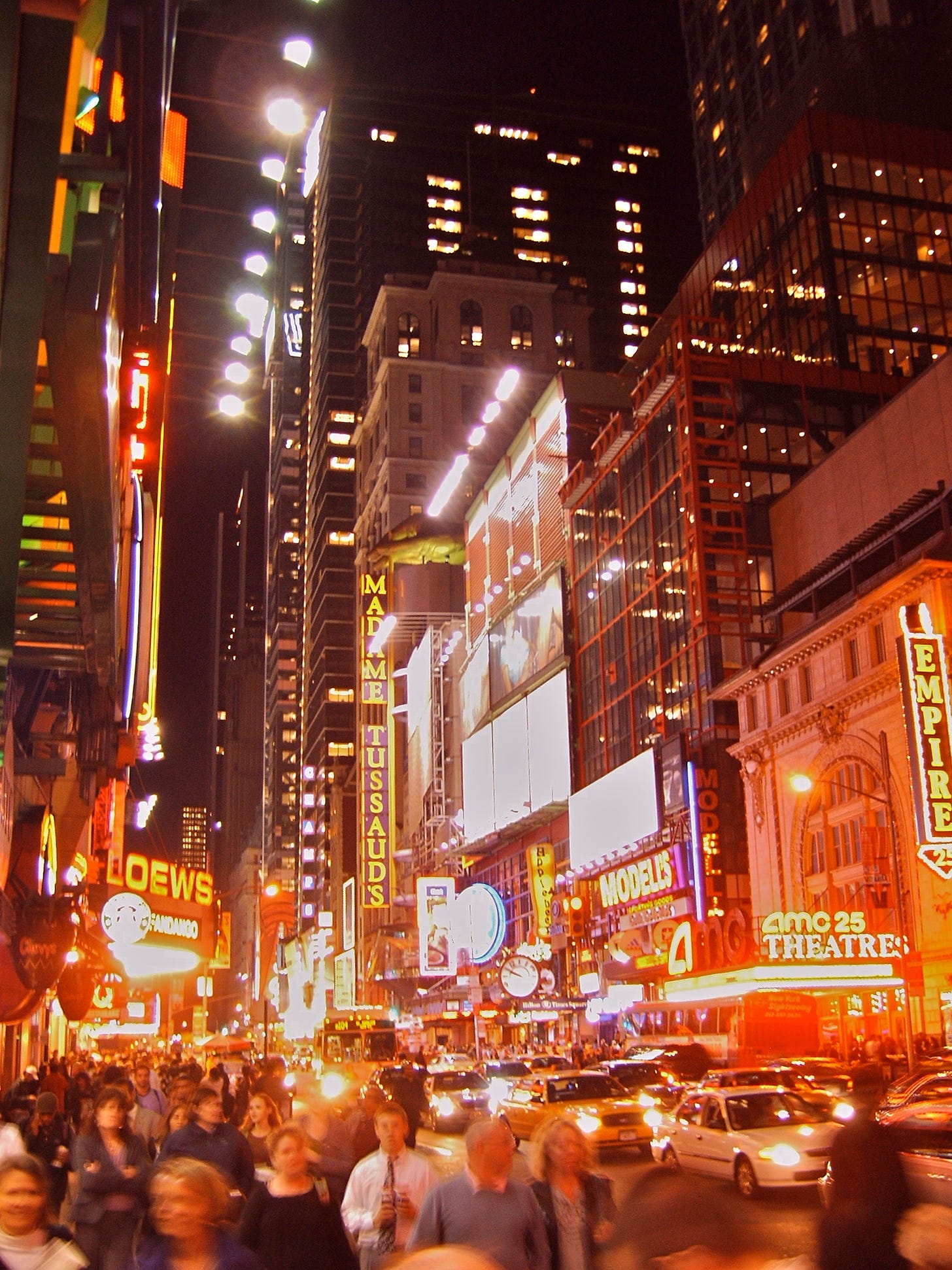 A Times Square, em New York, com diversos letreiros de neon.