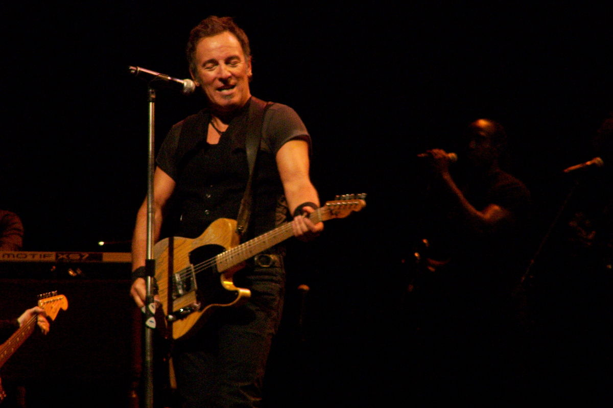 1200px-Springsteen_with_Telecaster