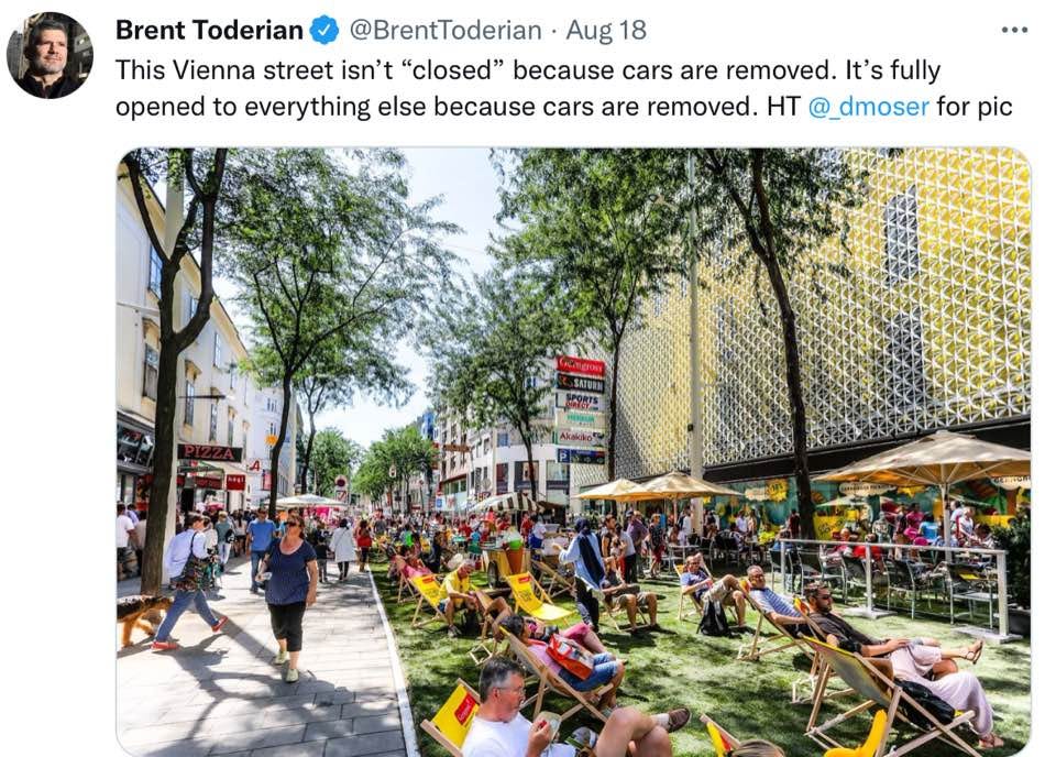 Potrebbe essere un'immagine raffigurante 6 persone, attività all'aperto e il seguente testo "Aug 18 Brent Toderian @BrentToderian This Vienna street isn't "closed" because cars are removed. It's fully opened to everything else because cars are removed. HT @_dmoser for pic"