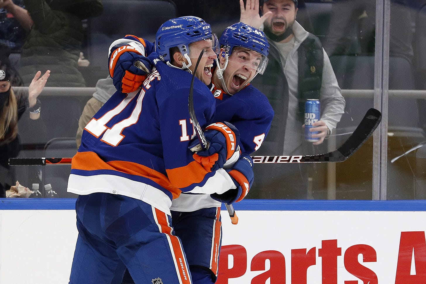 Zach Parise able to honor late father with first Islanders goal