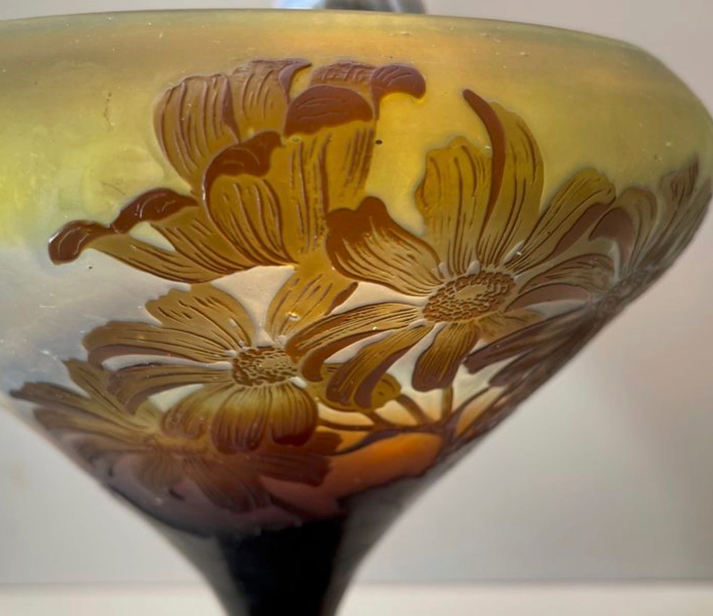 Glass defects on the Fleury cineraria cup. © Catawiki 2021.