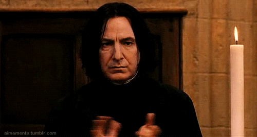 imagem animada do professor Snape batendo palmas com a cara apática. Ao lado dele, uma vela acesa flutuando