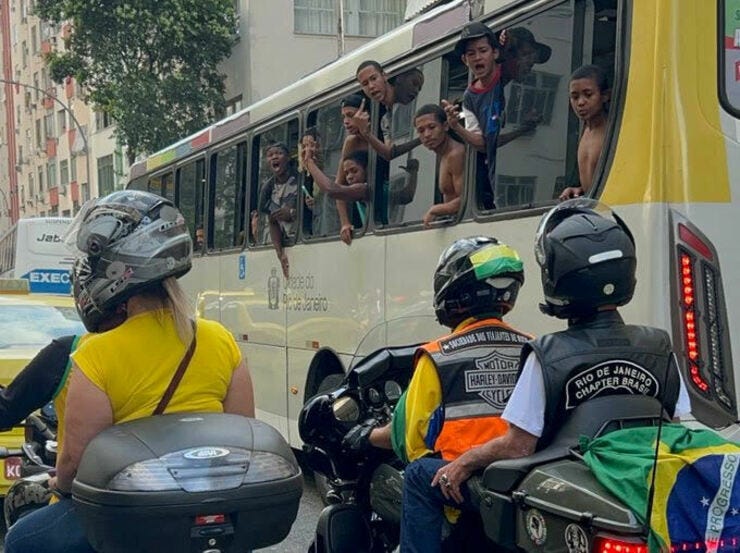 Bolsonaro fue a Copacabana en moto y no fue del todo bien recibido 