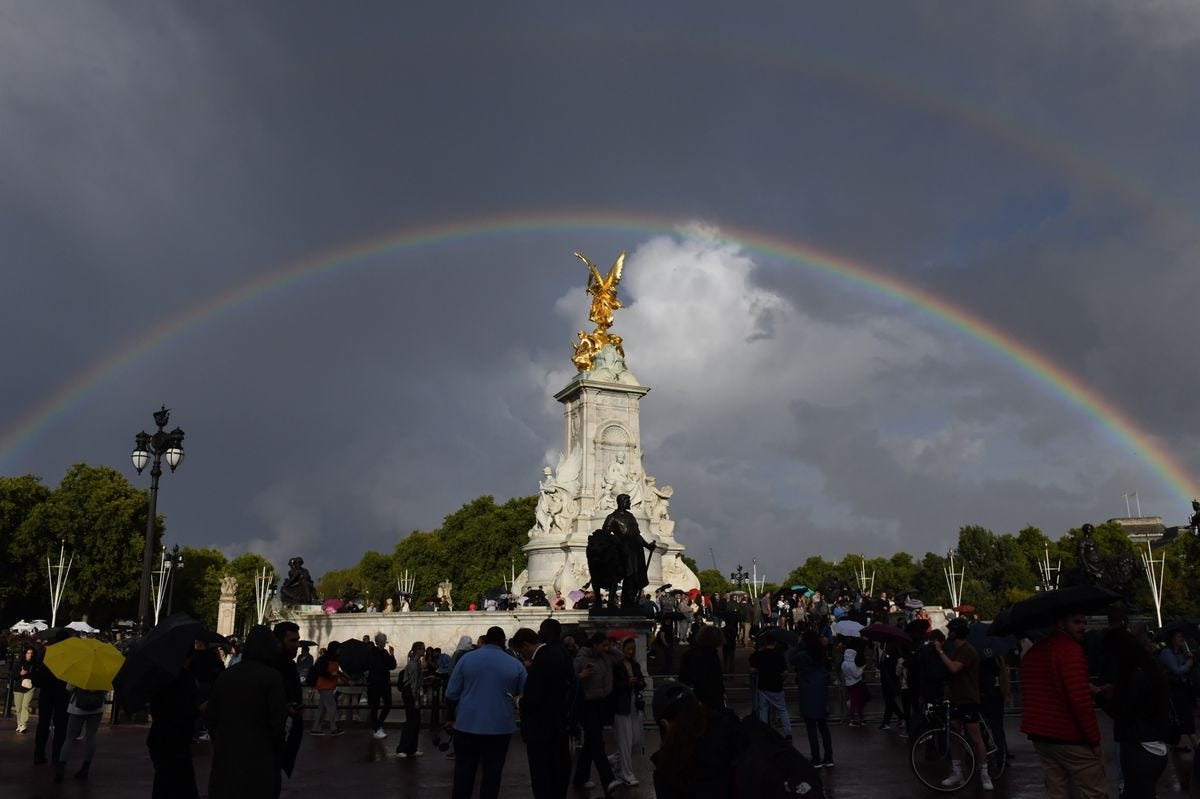Double Rainbow Appears Over Buckingham Palace as Crowd Mourns Queen  Elizabeth II - Bloomberg