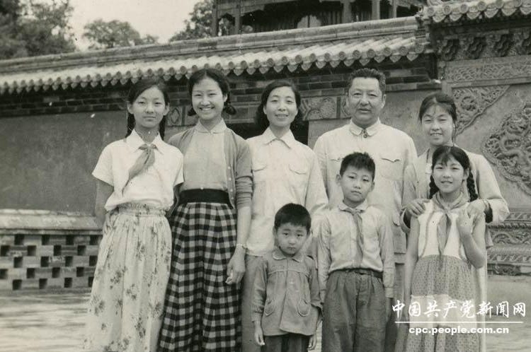 A black and white family portrait of President Xi Jinping's family in 1960.