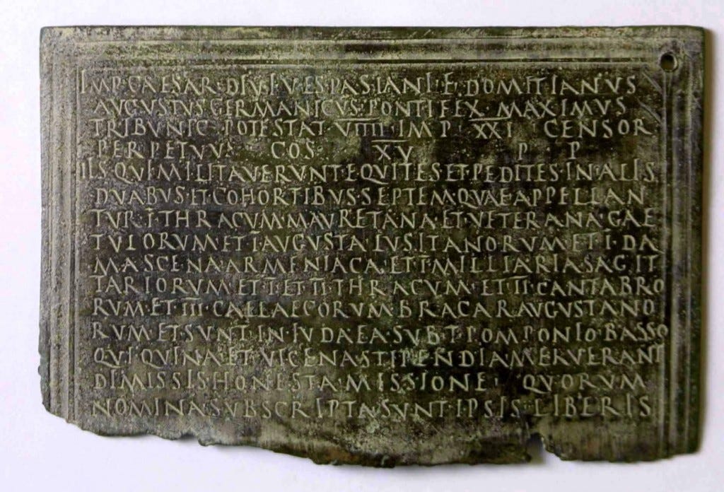 Placa de bronze do Império Romano, gravada em 90 A.D., que conferia cidadania romana após 25 anos de serviço militar.