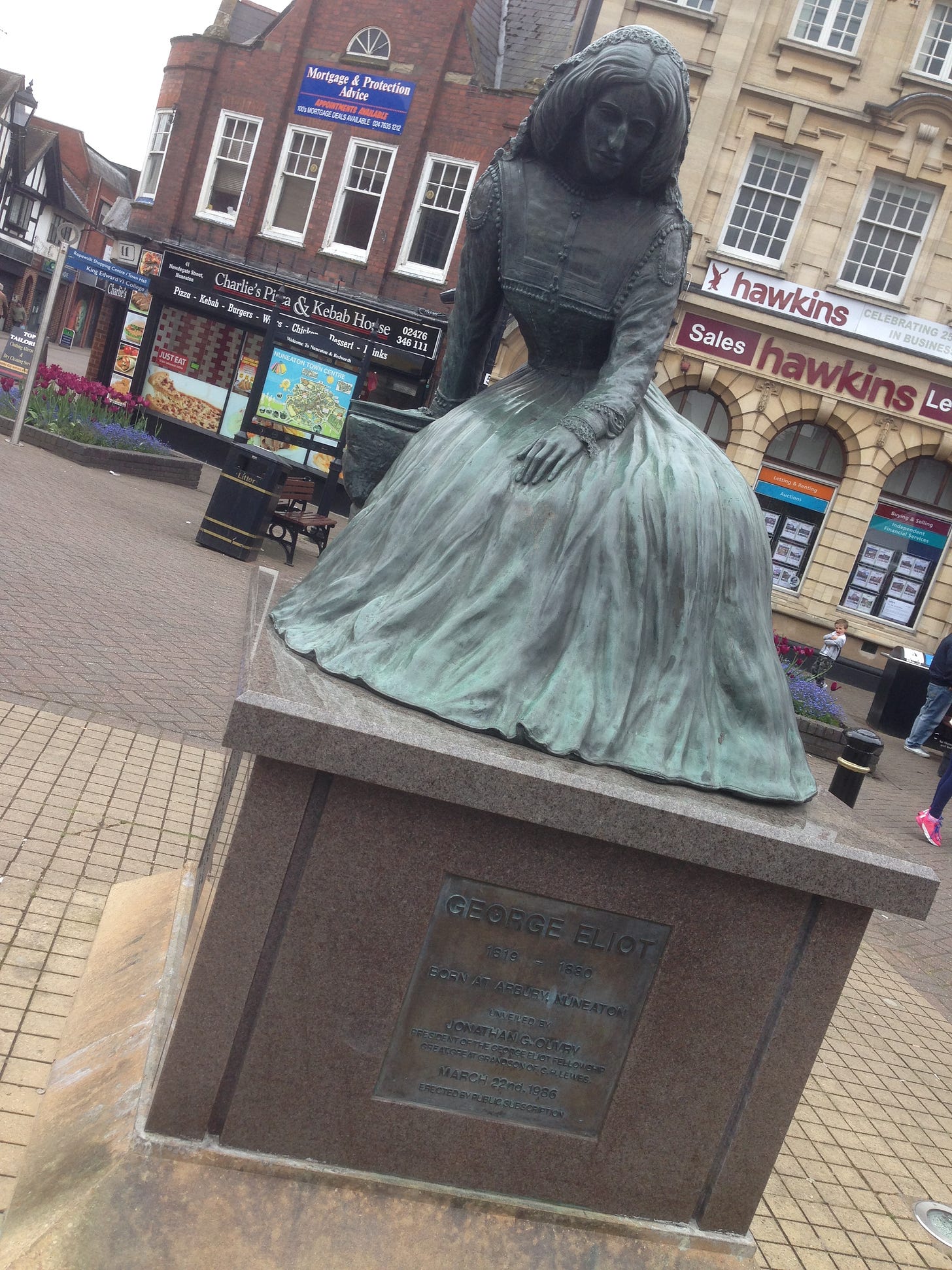 Image of statue of George Eliot in Nuneaton, England