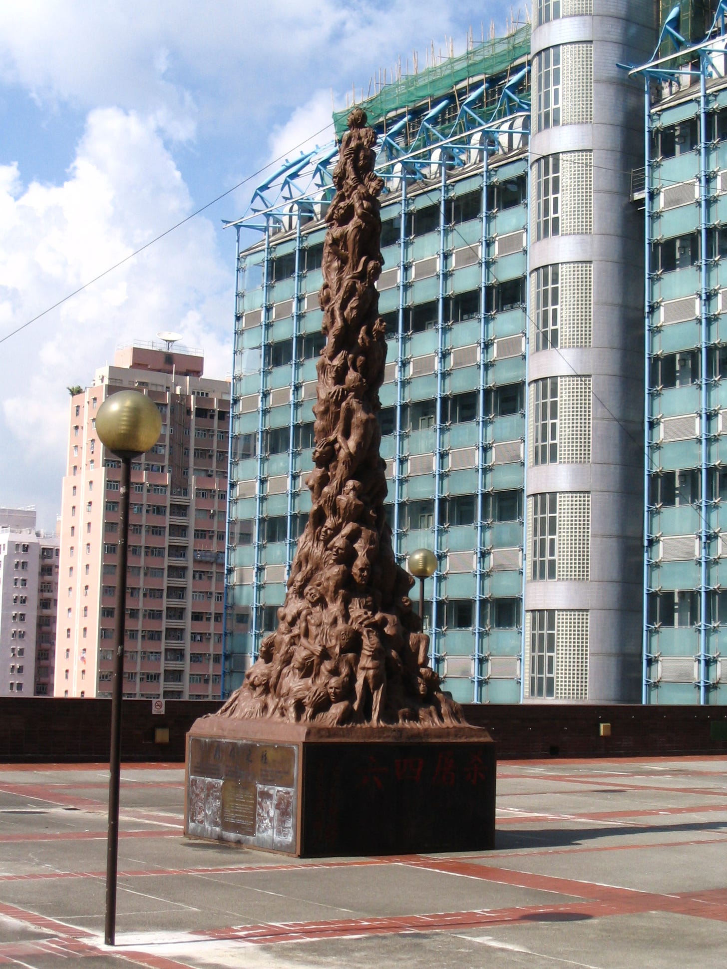 The original Pillar of Shame at the University of Hong Kong before it was painted orange. (Image: Minghong, CC BY-SA 4.0, via Wikimedia Commons)