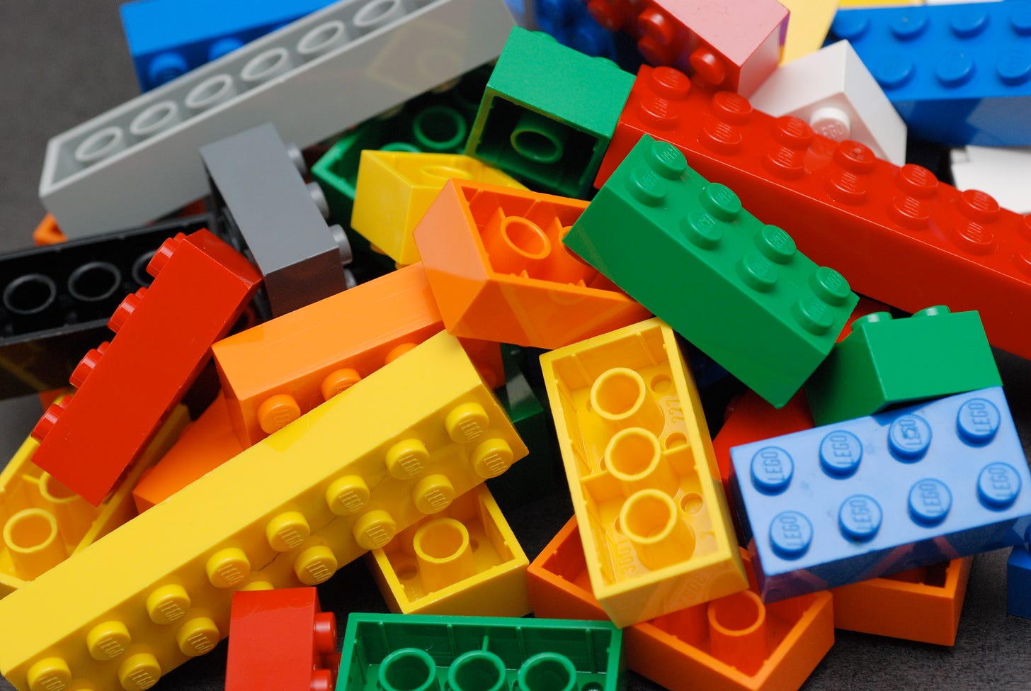 A photo of a pile of lego bricks
