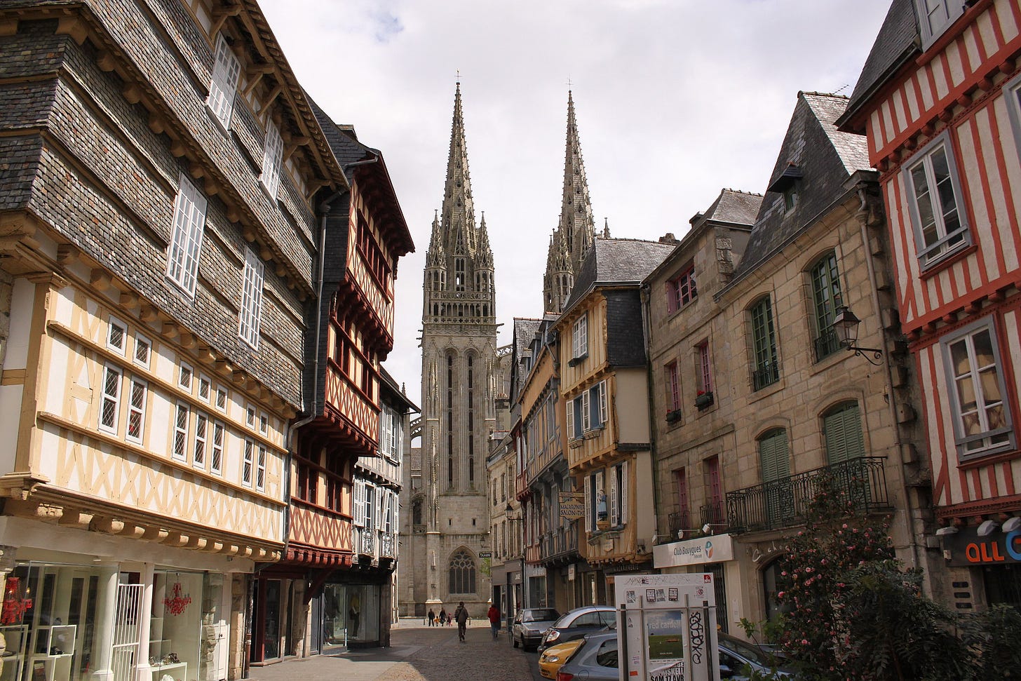 Rue Kéréon et cathédrale Saint-Corentin.
