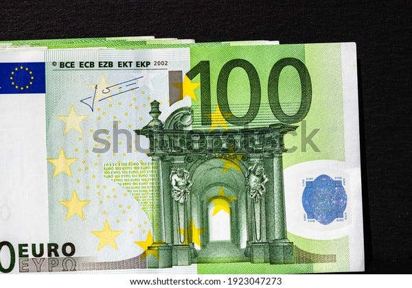 5 billets de banque en euros isolés dans un portefeuille noir
