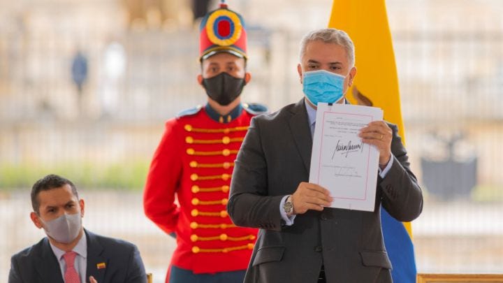 Iván Duque firma la nueva reforma tributaria - AS Colombia