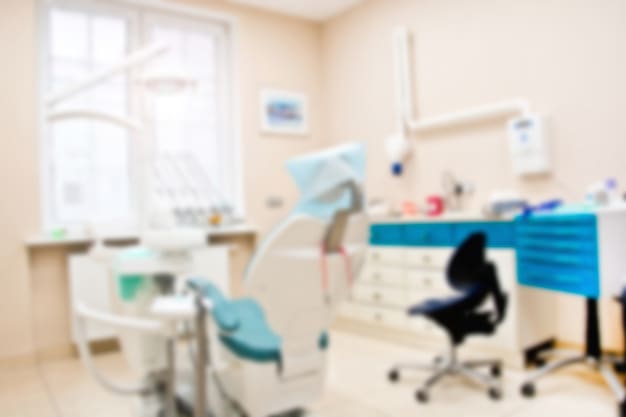 Ferramentas profissionais de dentista no consultório odontológico. Foto gratuita