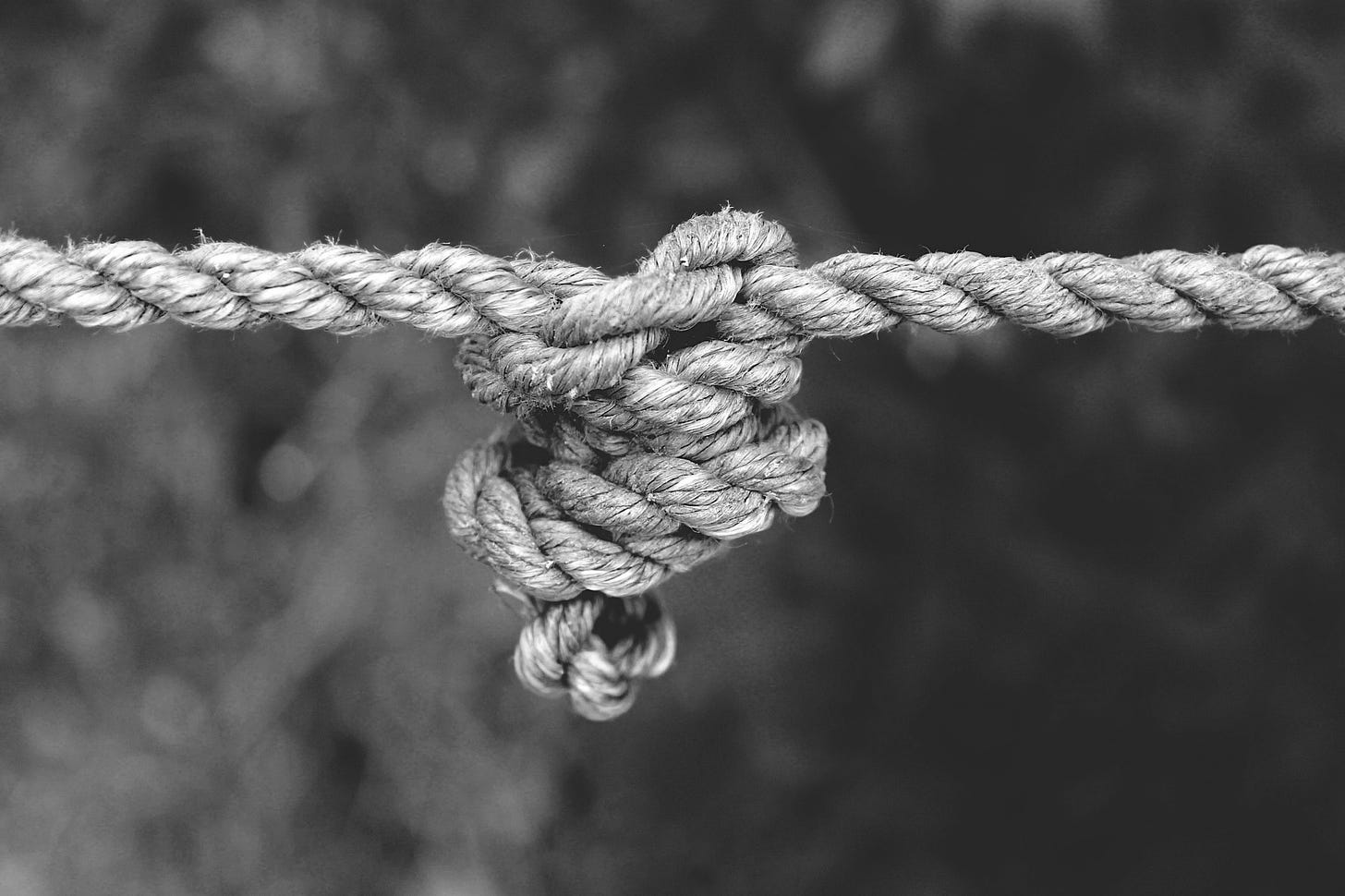 Black and white photo of knotted rope
