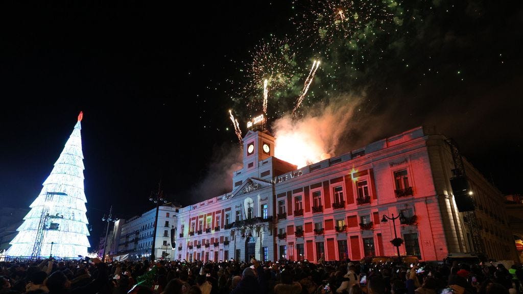 Fuegos artificiales en la Puerta del Sol en la bienvenida del 2022