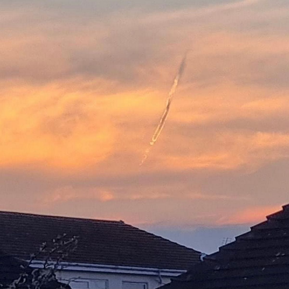 Met Office experts solve the mystery of &#39;fireballs&#39; seen burning in the sky  over North Wales - North Wales Live